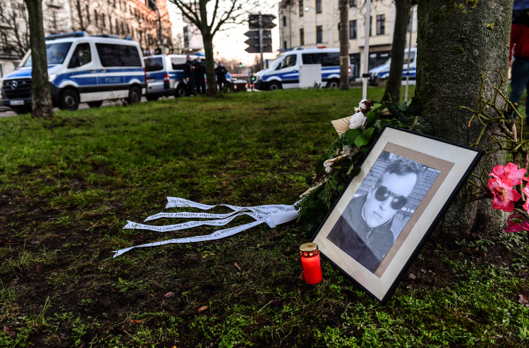 Świece obok portretu ofiary ataku terrorystycznego w Halle. PAP/EPA/Filip Singer