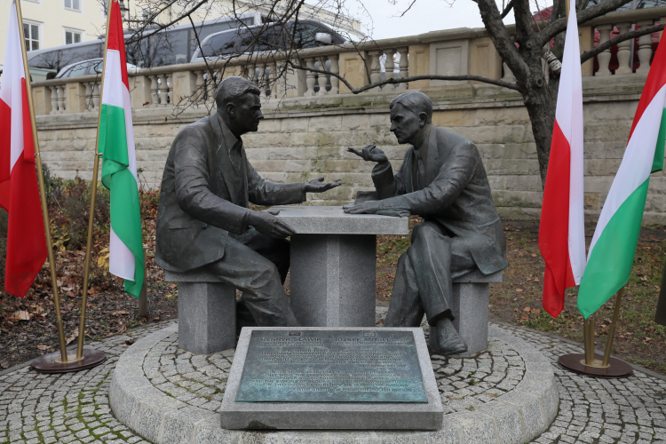 Ławeczka Henryka Sławika i Józsefa Antalla w Warszawie, fot. PAP/P. Supernak