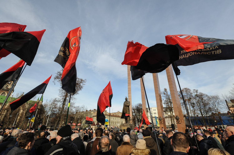Obchody 114. rocznicy urodzin Stepana Bandery przed jego lwowskim pomnikiem w 2023 r. Fot. PAP/EPA/M. TYS
