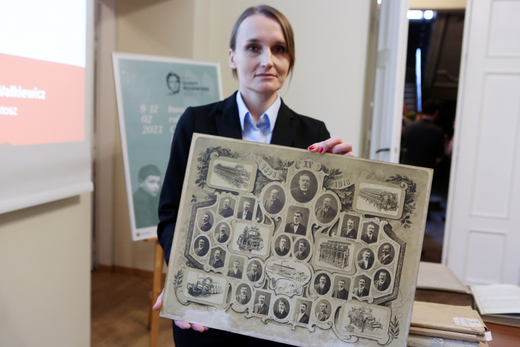 Kustosz Anna Kaniewska podczas warsztatów „Drzewo Życia, czyli ABC poszukiwań genealogicznych” Archiwum Państwowego w Łodzi w 2023 r. PAP/Marian Zubrzycki