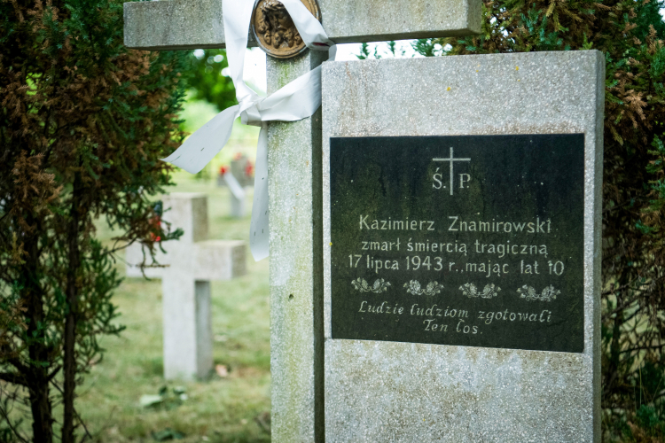 Nagrobek na mogile jednej z ofiar rzezi wołyńskiej na cmentarzu we wsi Hajowe (dawna nazwa Przebraże) w obwodzie wołyńskim w 2023 r. Fot. PAP/V. Musiienko