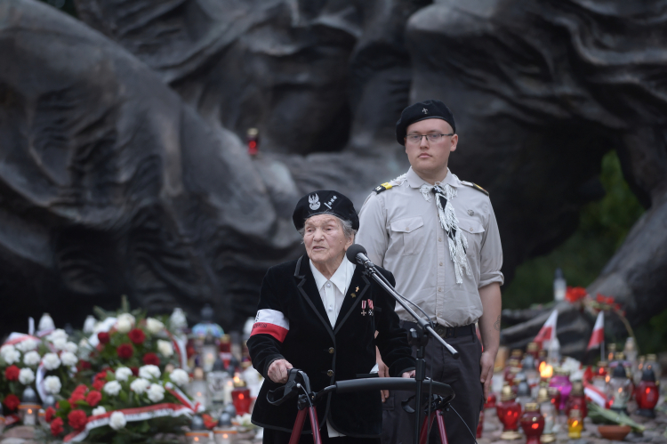 Wanda Traczyk-Stawska ps. Pączek (L) podczas uroczystości przed pomnikiem „Polegli – Niepokonani” na Cmentarzu Powstańców Warszawy na Woli. PAP/Marcin Obara