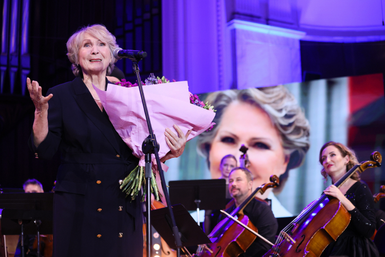 Piosenkarka Irena Santor (L) odebrała nagrodę honorową podczas uroczystej gali nagrody Koryfeusz Muzyki Polskiej 2023 w Filharmonii Narodowej w Warszawie. PAP/Leszek Szymański