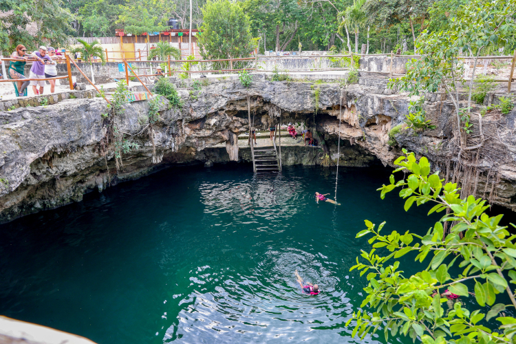 Jedna z Cenot w Cenote Kuxtal na Jukatanie. Cenota to jaskinia lub basen wypełniony słodką wodą, która jest zwykle filtrowana przez wapienne podłoże skalne. Kiedyś stanowiły święte miejsca Majów, którzy wierzyli, że stanowią wejście do podziemi - królestwa zmarłych, jednego z trzech światów, w których żyli ich bogowie. Cenoty były często wykorzystywane do składania ofiar, czasami nawet z ludzi. Fot. PAP/M. Cholewiński