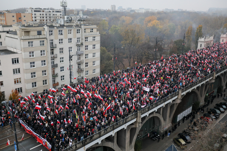 Uczestnicy Marszu Niepodległości na Moście Poniatowskiego w 2023 r. Fot. PAP/P. Supernak