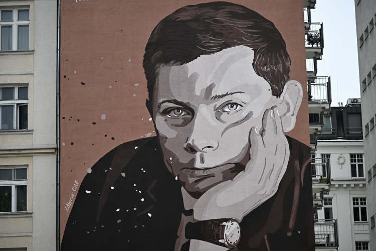 Zbigniew Herbert na muralu przy ul. Tamka w Warszawie, fot. PAP/R. Pietruszka