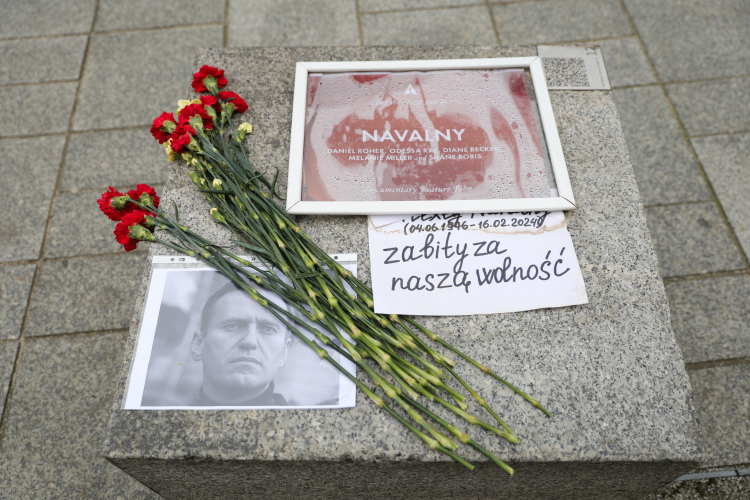 Kwiaty oraz zdjęcie lidera opozycji antykremlowskiej Aleksieja Nawalnego na skwerze Wolnego Słowa w Warszawie po śmierci Nawalnego. Fot. PAP/R. Guz