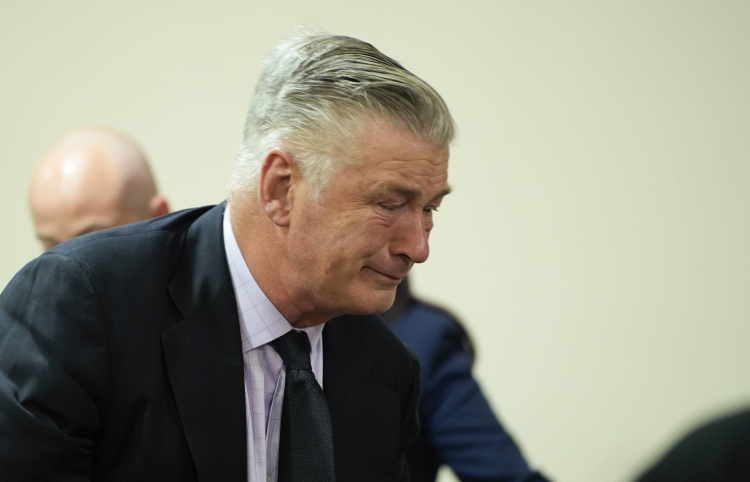 Aktor Alec Baldwin reaguje na zakończenie procesu w sprawie nieumyślnego spowodowania śmierci w Sądzie Okręgowym Hrabstwa Santa Fe w Santa Fe, Nowy Meksyk, USA, 12 lipca 2024 r. PAP/EPA/RAMSAY DE GIVE / POOL