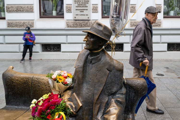 Pomnik Juliana Tuwima przy ul. Piotrkowskiej w Łodzi. Fot. PAP/G. Michałowski