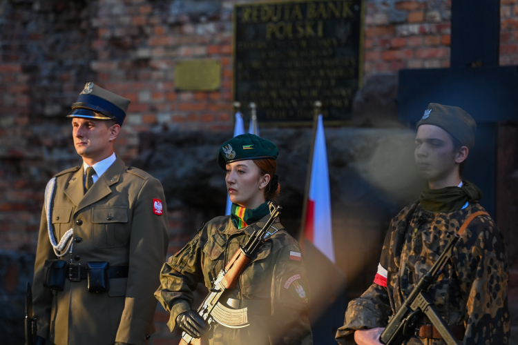 Obchody 80. rocznicy zakończenia walk powstańczych w Warszawie, prowadzonych w ramach Akcji „Burza” przed gmachem Reduty Banku Polskiego w Warszawie. PAP/Piotr Nowak
