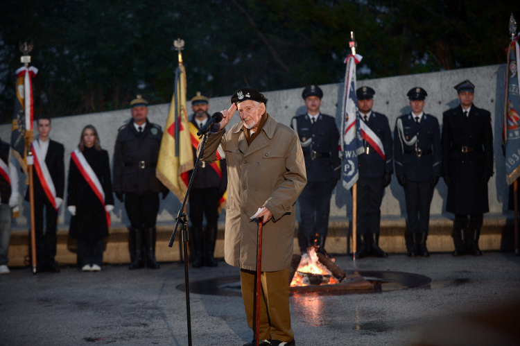 Obchody 80. rocznicy wybuchu powstania warszawskiego. Uczestnik powstania warszawskiego major Leszek Żukowski podczas uroczystości wygaszenia Ognia Pamięci na Kopcu Powstania Warszawskiego, na zakończenie obchodów. PAP/Marcin Obara