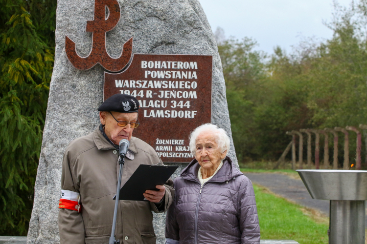 Powstańcy warszawscy Stanisław Wołczaski i Helena Kamerska podczas obchodów 80. rocznicy przybycia pierwszego transportu Powstańców Warszawskich do Stalagu 344 Lamsdorf. Fot. PAP/K. Świderski