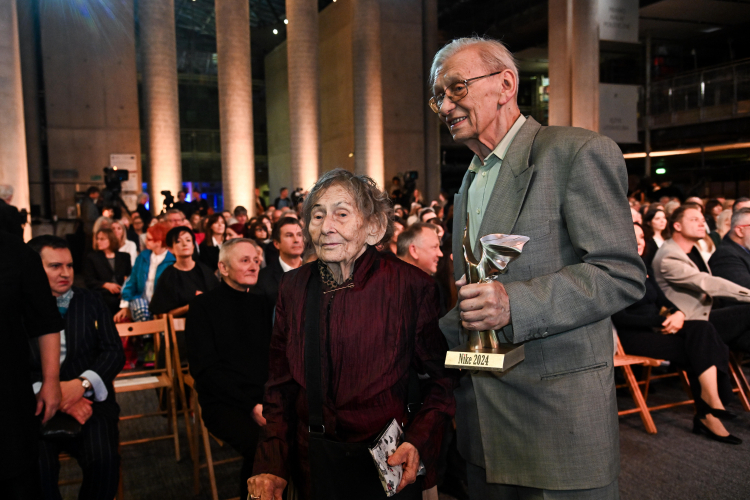 Zdobywczyni Nagrody Literackiej Nike Urszula Kozioł podczas uroczystej gali 28. edycji Nagrody Literackiej Nike w Bibliotece Uniwersytetu Warszawskiego. Fot. PAP/R. Pietruszka