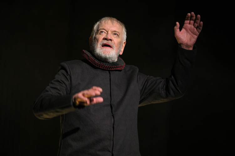 Andrzej Seweryn na próbie medialnej spektaklu „Historia Henryka IV z opisem bitwy pod Shrewsbury między księciem Henrykiem a lordem Henrykiem Percym wraz z szelmostwami sir Falstaffa” Williama Shakespeare’a w reż. Ivana Alexandre'a na Dużej Scenie Teatru Polskiego w Warszawie. PAP/Marcin Obara