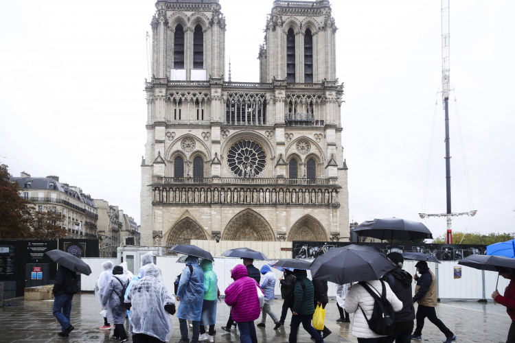 Katedra Notre Dame w Paryżu. PAP/EPA/Teresa Suarez