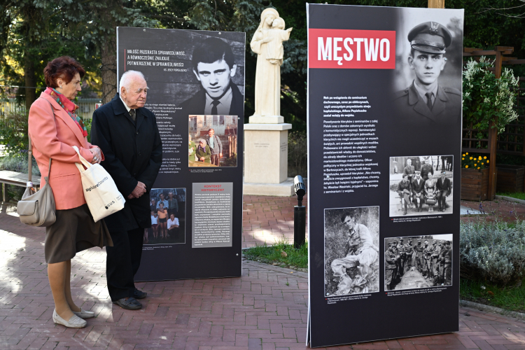 Otwarcie plenerowej ekspozycji Instytutu Pamięci Narodowej pt. „Dekalog Księdza Jerzego. Wystawa o Błogosławionym Księdzu Jerzym Popiełuszce”. PAP/Wojtek Jargiło
