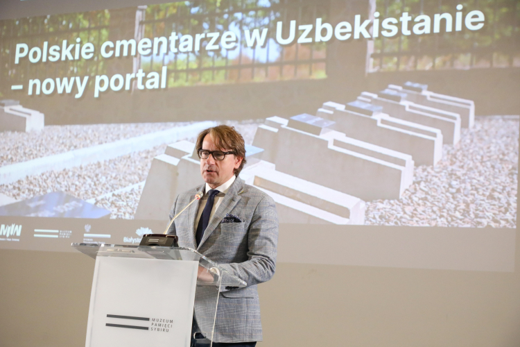 Dyrektor Muzeum Pamięci Sybiru w Białymstoku Wojciech Śleszyński podczas konferencji podsumowującej digitalizację Polskich Cmentarzy Wojennych w Uzbekistanie. PAP/Artur Reszko