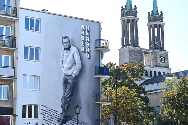 Mural przedstawiający pisarza Marka Hłaskę umieszczony na jednym z budynków na stołecznym Żoliborzu. PAP/Radek Pietruszka