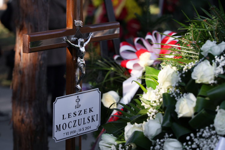 Uroczystości pogrzebowe działacza społecznego i politycznego, historyka i dziennikarza Leszka Moczulskiego na Cmentarzu Wojskowym na Powązkach w Warszawie, 18 bm. Twórca Konfederacji Polski Niepodległej oraz Ruchu Obrony Praw Człowieka i Obywatela zmarł 10 października 2024 r. w wieku 94 lat. Fot. PAP/P. Supernak