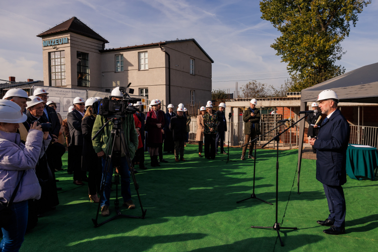 Marszałek województwa wielkopolskiego Marek Woźniak podczas uroczystości wmurowania kamienia węgielnego pod rozbudowę Muzeum Martyrologicznego w Żabikowie. Fot. PAP/M. Zakrzewski