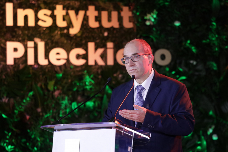 Członek jury dr Wojciech Kozłowski podczas gali IV edycji Międzynarodowej Nagrody im. Witolda Pileckiego w Reducie Banku Polskiego w Warszawie. Fot. PAP/T. Gzell