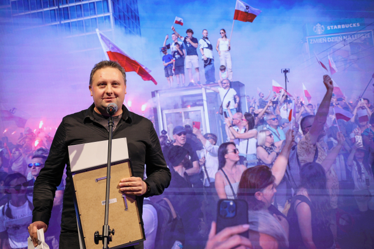 Maciej Majchrzak odbiera nagrodę za I miejsce w kategorii „Zdjęcie Pojedyncze” podczas gali finałowej konkursu fotograficznego „Pamięć 'W' kadrze” w siedzibie Muzeum Powstania Warszawskiego w Warszawie. Fot. PAP/P. Supernak