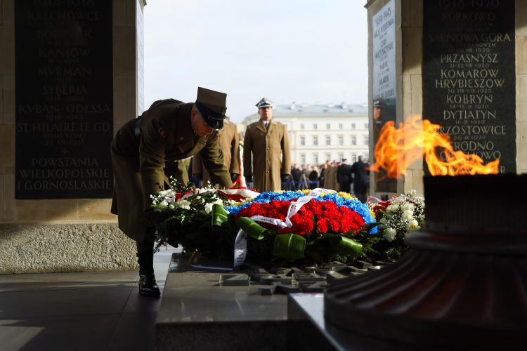Uroczyste składanie kwiatów przez żołnierzy garnizonu warszawskiego z okazji 99. rocznicy utworzenia Grobu Nieznanego Żołnierza w Warszawie. PAP/Leszek Szymański