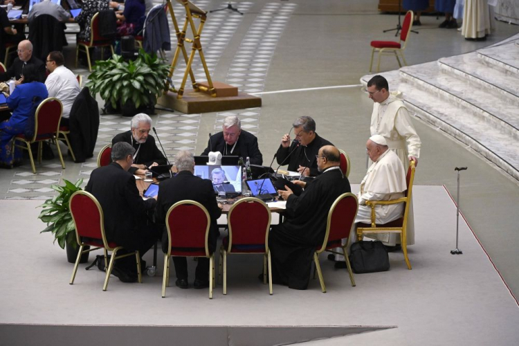 Papież Franciszek (P) podczas zamknięcia obrad synodu biskupów w Watykanie. 26.10.2024. Fot. PAP/EPA