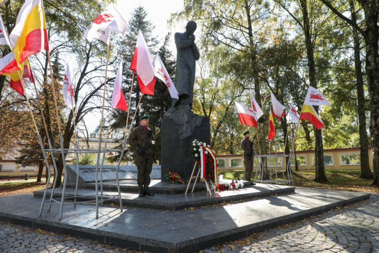 Pomnik bł. ks. Jerzego Popiełuszki w Białymstoku podczas uroczystości w 40. rocznicę męczeńskiej śmierci kapłana. Fot. PAP/A. Reszko