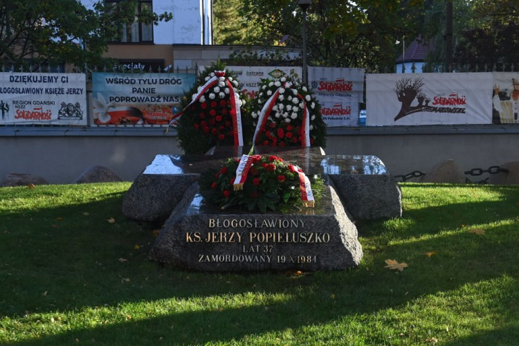 Grób bł. ks. Jerzego Popiełuszki na terenie kościoła św. Stanisława Kostki. Warszawa, 19.10.2024. Fot. PAP/P. Nowak