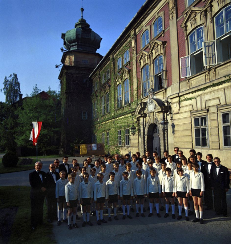 Chór Chłopięcy i Męski Filharmonii Poznańskiej - Poznańskie Słowiki pod dyrekcją Stefana Stuligrosza (L) przed Zamkiem Lubomirskich i Potockich w Łańcucie. 1979 r. Fot. PAP/T. Prażmowski