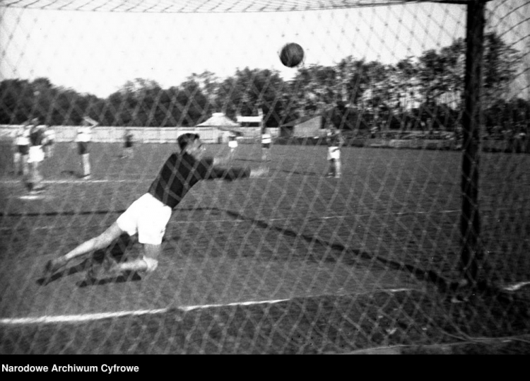 Przedwojenna piłka nożna: mecz Czarni Lwów-Wisła Kraków. 1931 r. Fot. NAC