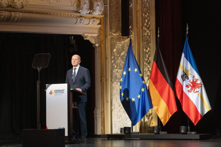 Kanclerz Niemiec Olaf Scholz podczas obchodów Dnia Jedności Niemiec w Schwerinie. Fot. PAP/EPA