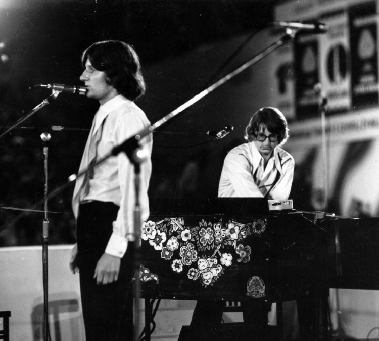 Zespół "Skaldowie" - bracia Jacek Zieliński (L) i Andrzej Zieliński (P) na V Festiwalu Piosenki Żołnierskiej w Kołobrzegu. 1971 r. Fot. PAP/CAF/S. Kraszewski