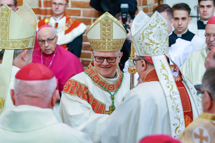 Nowy metropolita szczecińsko-kamieński abp Wiesław Śmigiel (C-L) podczas ingresu do szczecińskiej archikatedry. Fot. PAP/J. Muszyński