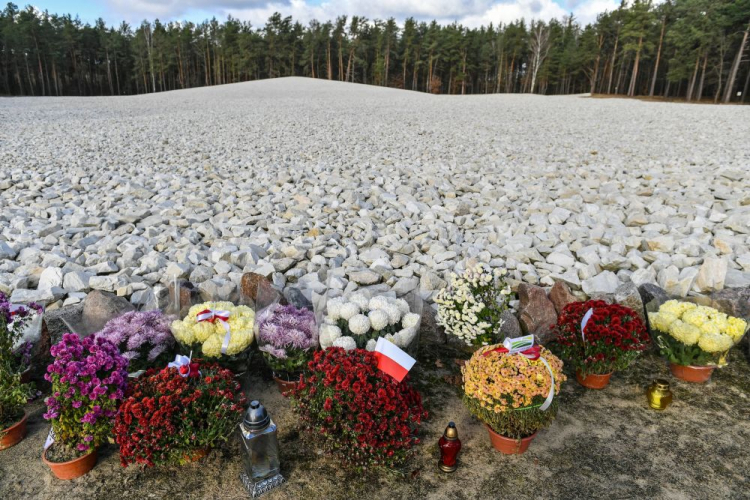 Polana masowych mogił z prochami ofiar na terenie byłego niemieckiego nazistowskiego obozu zagłady w Sobiborze. Fot. PAP/W. Jargiło