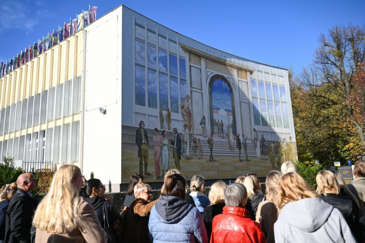 Uroczyste odsłonięcie muralu „Szkoła Ateńska 2024” na budynku Wydziału Ekonomicznego Uniwersytetu Gdańskiego. Fot. PAP/A. Warżawa