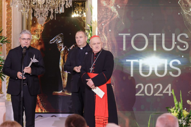 Metropolita warszawski kard. Kazimierz Nycz (P), przewodniczący zarządu Fundacji "Dzieło Nowego Tysiąclecia" ks. Dariusz Kowalczyk (2P) oraz odbierający nagrodę w kategorii "Propagowanie nauczania św. Jana Pawła II" dyrektor Ośrodka Dokumentacji i Studium Pontyfikatu Jana Pawła II w Rzymie ks. Andrzej Dobrzyński (L) podczas gali wręczenia nagród Totus Tuus 2024 na Zamku Królewskim w Warszawie. Fot. PAP/T. Gzell