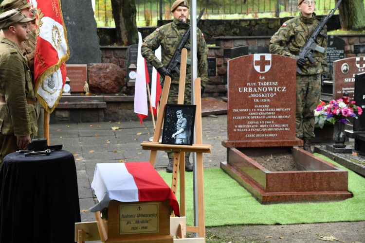 Uroczystości pogrzebowe Tadeusza Urbanowicza ps. „Moskito” na Cmentarzu Garnizonowym w Gdańsku. Fot. PAP/A. Jackowski