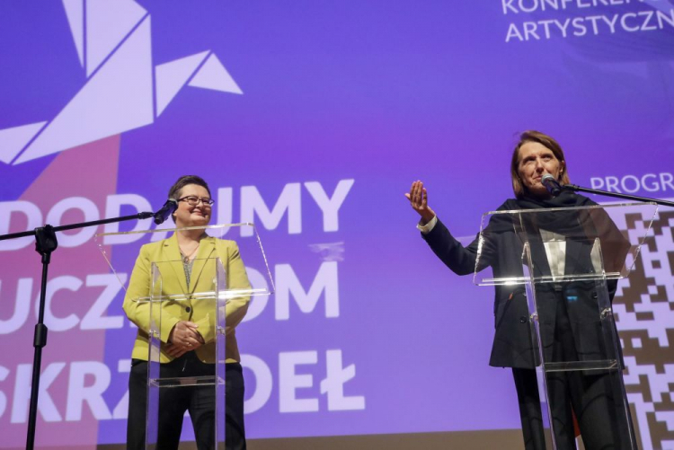 Minister kultury Hanna Wróblewska (P) i sekretarz stanu w MEN Katarzyna Lubnauer (L) podczas otwarcia konferencji "Dodajmy uczniom skrzydeł" w siedzibie Muzeum Historii Polski w Warszawie. Fot. PAP/T. Gzell