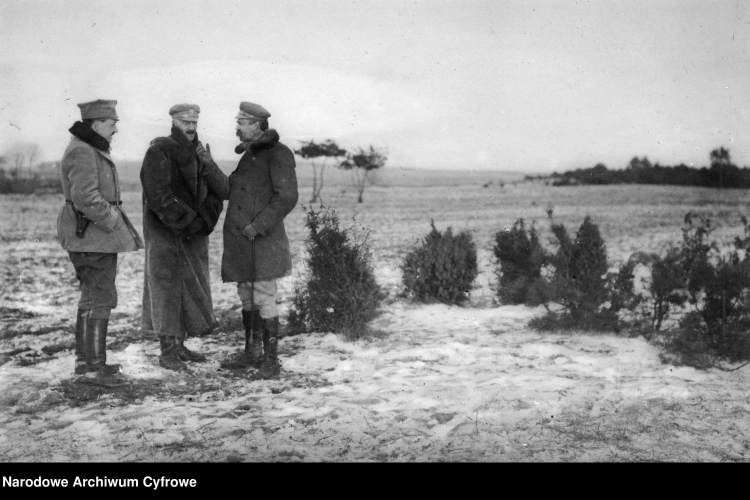 Brygadier Józef Piłsudski (1. z prawej) rozmawia z Ignacym Daszyńskim (w środku) i rtm. Mariuszem Zaruskim, lata 1915 – 1916. /Źródło: NAC