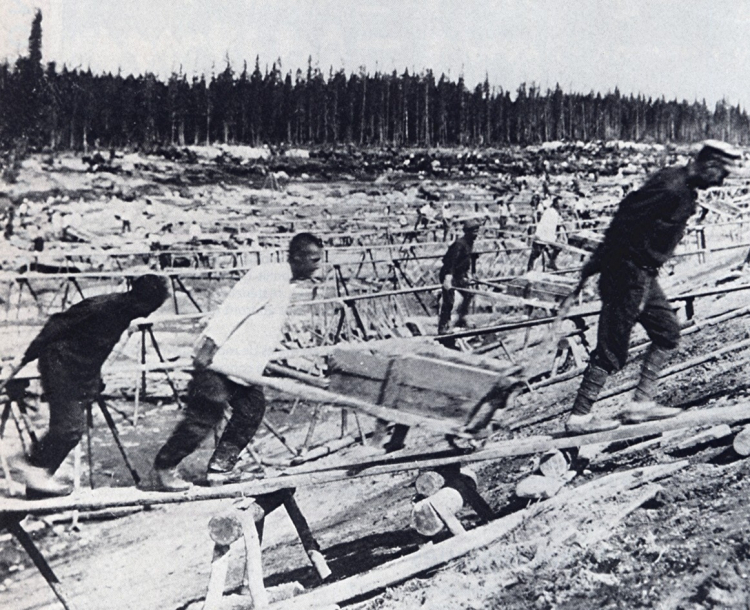 Więźniowie przy budowie Kanału Białomorsko-Bałtyckiego. Fot. Wikipedia