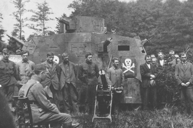 Powstańcy śląscy z samochodem pancernym Ehrhardt M 1917 noszącym nazwę „Górny Śląsk-Alzacja”. /Źródło: Wikimedia Commons