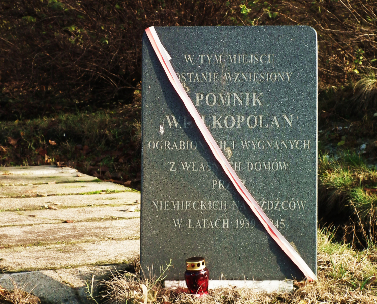 Pomnik Wypędzonych Wielkopolan w Poznaniu, fot. Wikipedia