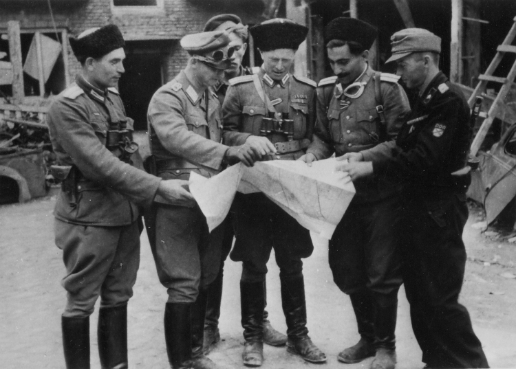 Mjr Iwan Denisowicz Frołow (w środku) z oficerami Rosyjskiej Armii Wyzwolenia Narodowego (RONA) podczas Powstania Warszawskiego. /Źródło: en.wikipedia