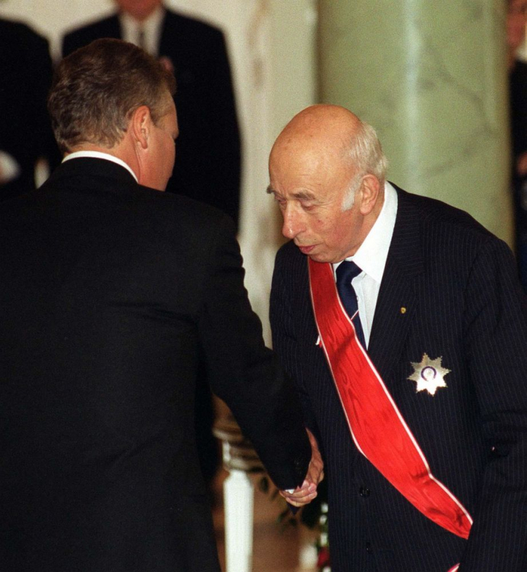 Prof. Juliusz Bardach odznaczony przez prezydenta Aleksandra Kwaśniewskiego Krzyżem Wielkim Orderu Odrodzenia Polski. Warszawa, 11.11.2002. Fot. PAP/R. Pietruszka