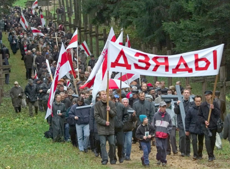 Obchody święta "Dziadów" w Mińsku - odpowiednika polskich Zaduszek. Marsz białoruskiej opozycji do podmińskiego uroczyska Kuropaty. 2004 r. Fot. PAP/EPA