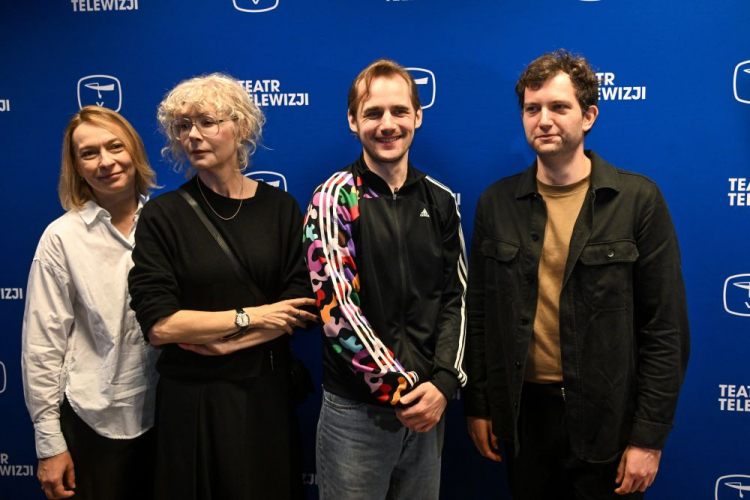 Reżyserka Agnieszka Glińska (2L) oraz aktorzy: Anna Moskal (L), Michał Pawlik (2P) i Łukasz Szczepanowski (P) na pokazie prasowym spektaklu Teatru Telewizji "Wiara Nadzieja Miłość" Odona von Horvatha. Fot. PAP/R. Pietruszka