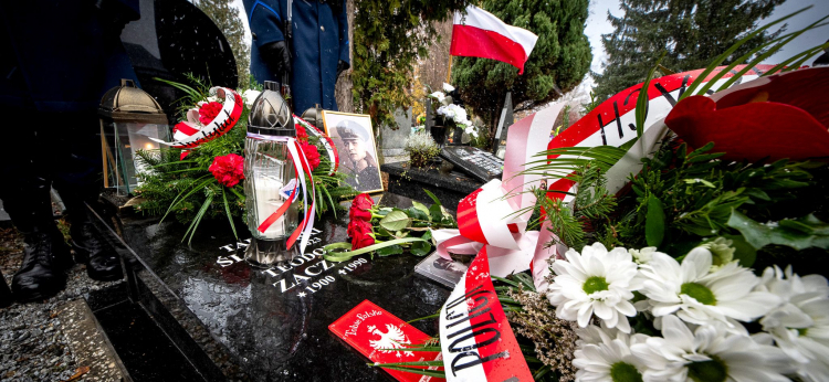 Grób powstańca śląskiego Teodora Zaczyka ze znakiem pamięci "Tobie Polsko, fot. IPN Katowice/K. Łojko