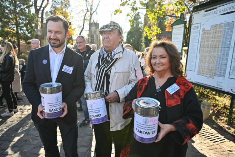 Prezydent Krakowa Aleksander Miszalski (L), muzyk Aleksander Łodzia-Kobyliński "Makino" (C) oraz aktorka Anna Dymna (P) podczas kwesty na Cmentarzu Rakowickim w Krakowie. Fot. PAP/Art Service